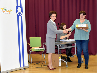 Zdjęcie prezentujące przekazanie komputerów w ramach projektu Granty PPGR