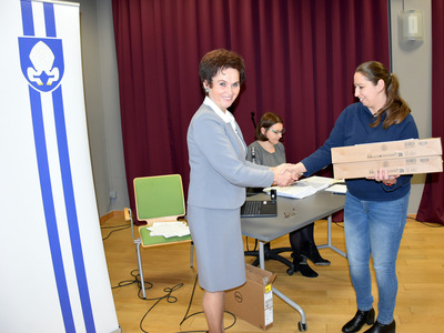 Zdjęcie prezentujące przekazanie komputerów w ramach projektu Granty PPGR