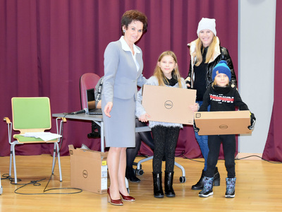 Zdjęcie prezentujące przekazanie komputerów w ramach projektu Granty PPGR