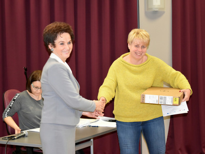Zdjęcie prezentujące przekazanie komputerów w ramach projektu Granty PPGR