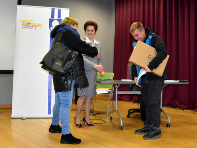 Zdjęcie prezentujące przekazanie komputerów w ramach projektu Granty PPGR