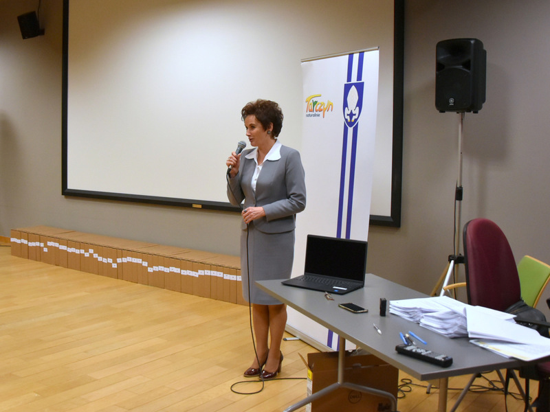 Zdjęcie prezentujące przekazanie komputerów w ramach projektu Granty PPGR