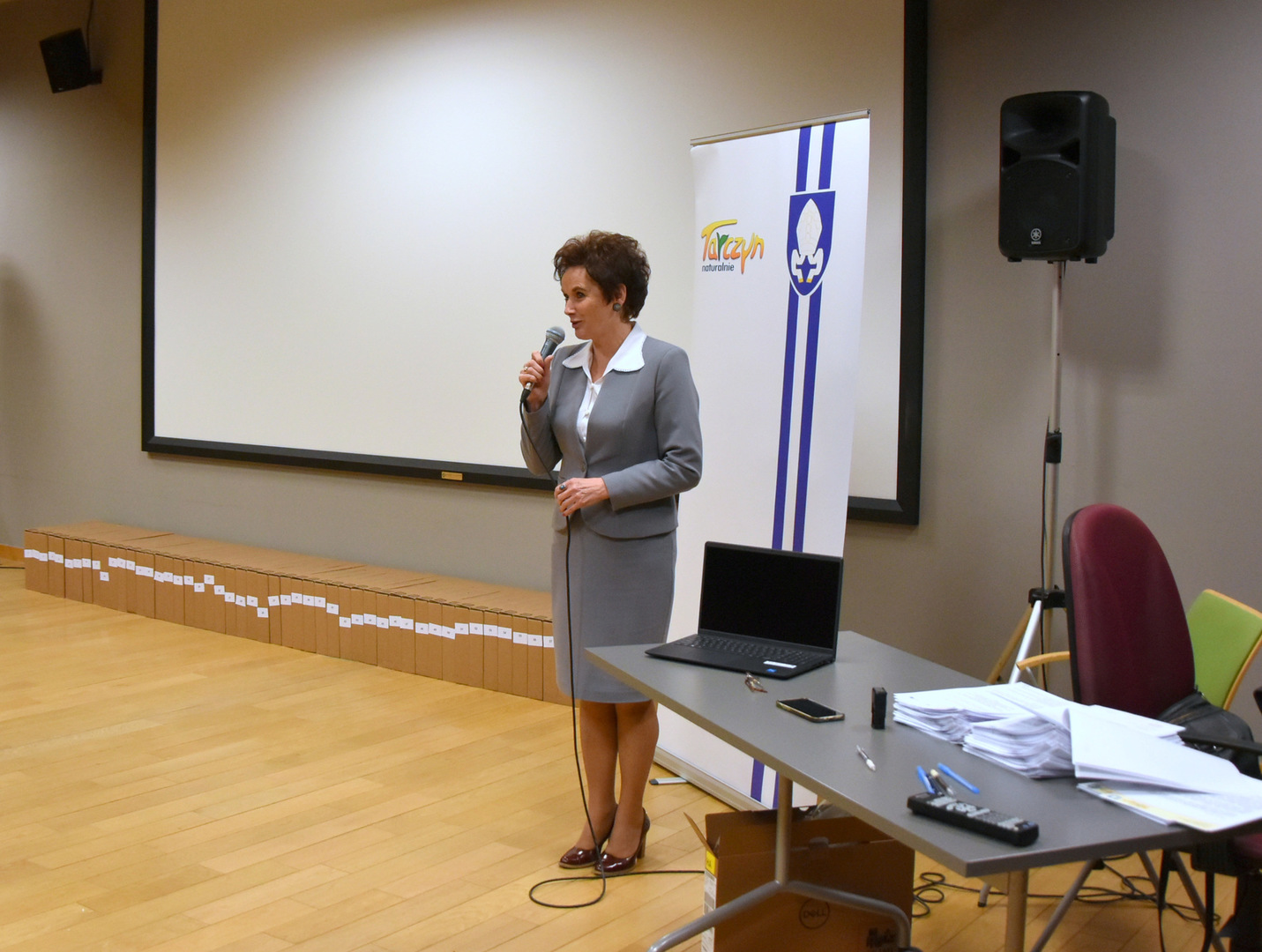 Zdjęcie prezentujące przekazanie komputerów w ramach projektu Granty PPGR 