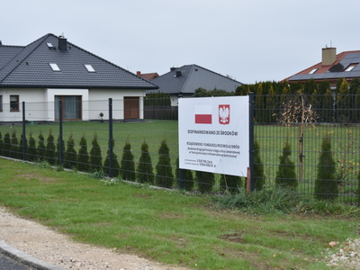 Zdjęcie tablicy informującej o dofinansowaniu ulicy Lawendowej