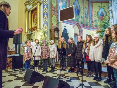 Zdjęcie przedstawia śpiewające osoby