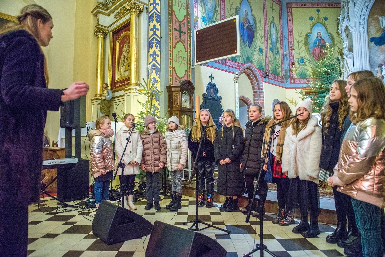Zdjęcie przedstawia śpiewające osoby