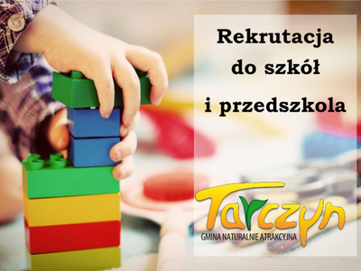 Baner przedstawiający rączki dziecka składającego klocki