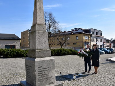 Władze samorządowe składają wieniec pod pomnikiem w Tarczynie