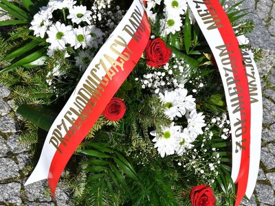 Zdjęcie przedstawia wieniec złożony pod pomnikiem w Tarczynie