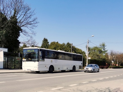 Zdjęcie przedstawia autobus stojący na przystanku