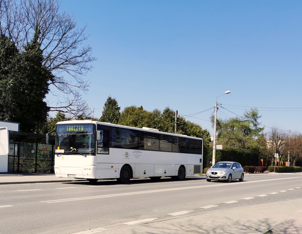 Zdjęcie przedstawia autobus stojący na przystanku