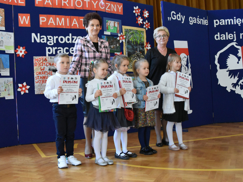 Zdjęcie przedstawia finalistów XV Festiwalu Patriotycznego w Pamiątce