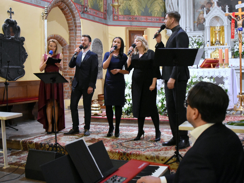 Zdjęcie przedstawia śpiewających artystów