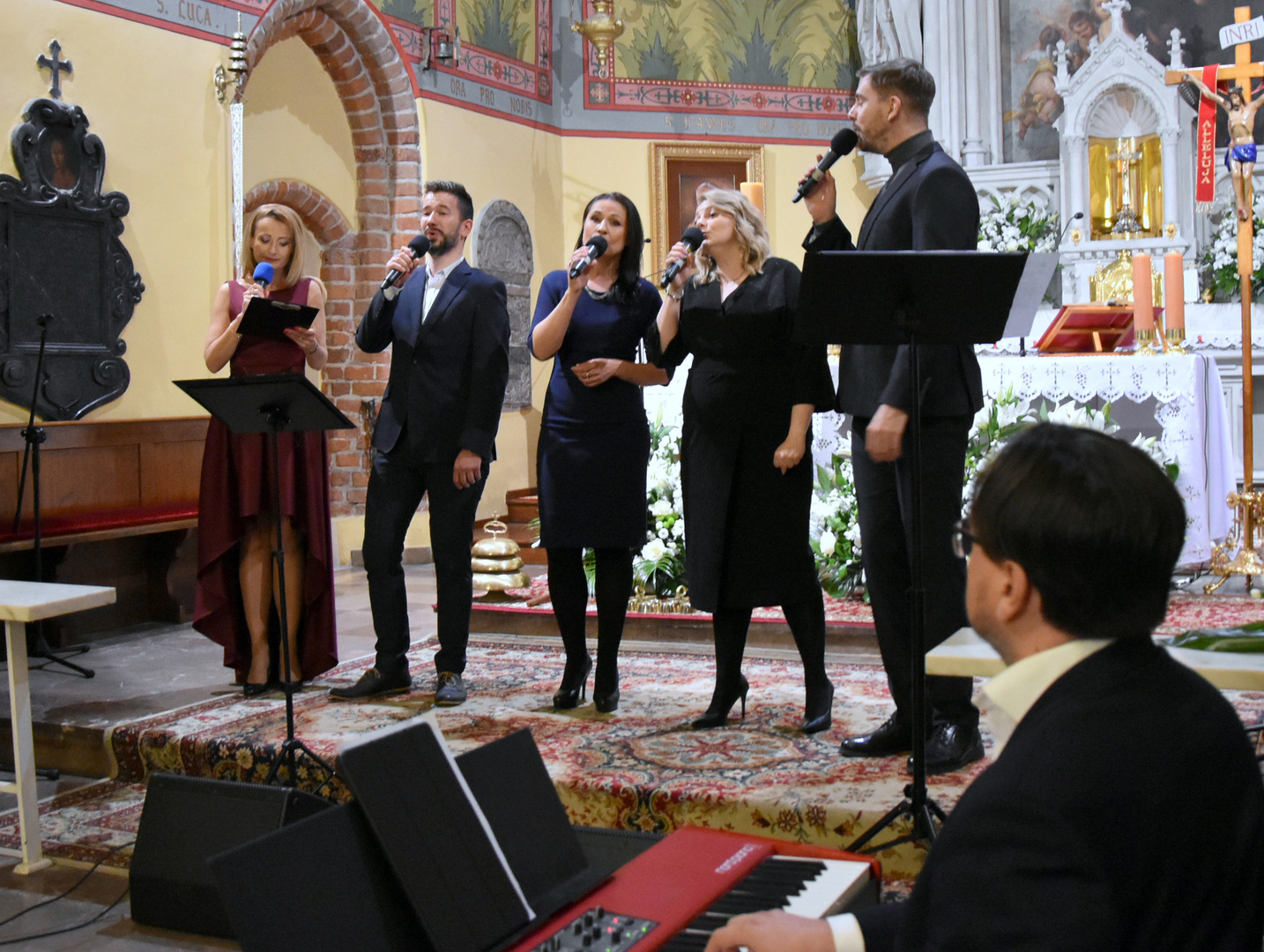 Zdjęcie przedstawia śpiewających artystów