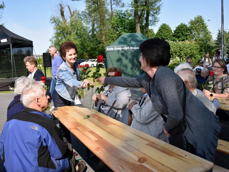 Zdjęcie przedstawia Burmistrz Tarczyna rozdającą róże
