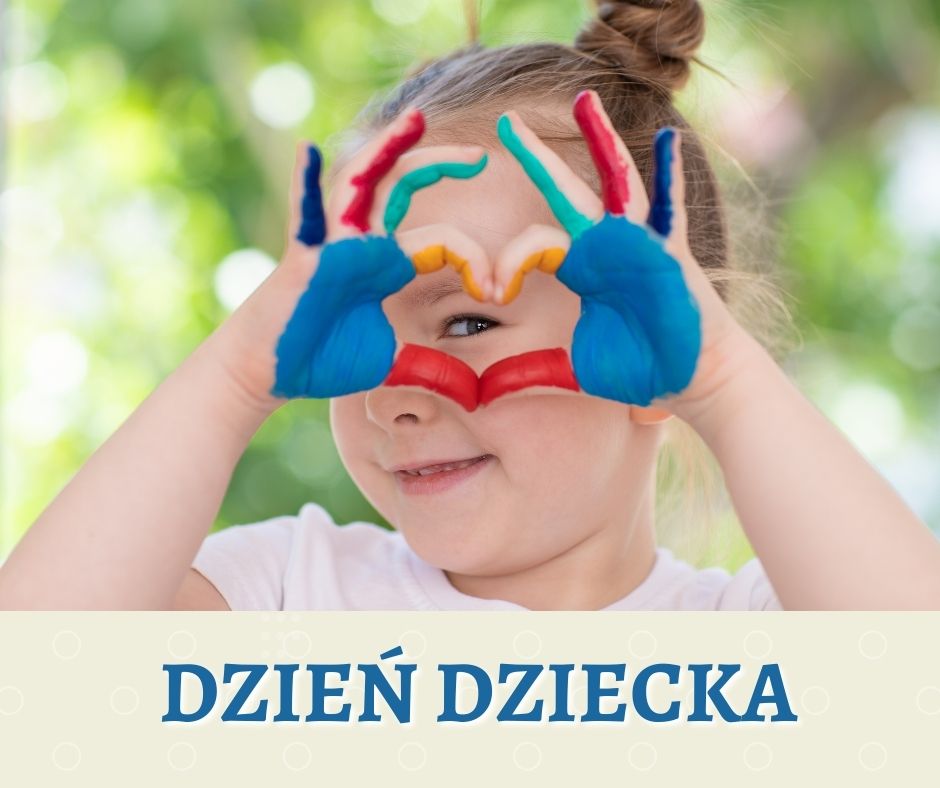 Zdjęcie przedstawia dziewczynkę, która ułożyła paluszki w kształt serca