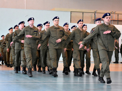Zdjęcie przedstawia maszerujących uczniów