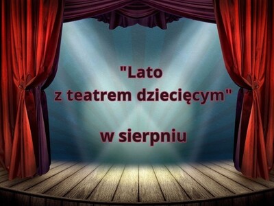 Baner przedstawia scenę teatralną z napisem Lato z teatrem dziecięcym w sierpniu