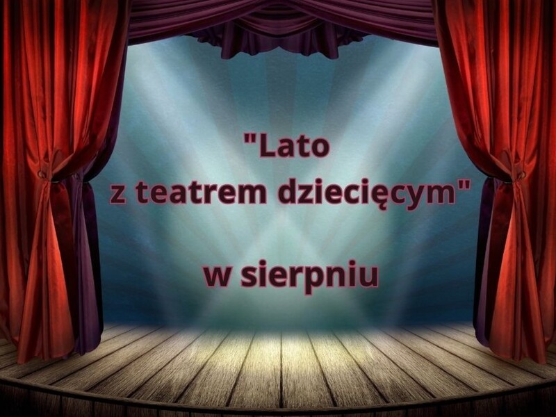 Baner przedstawia scenę teatralną z napisem Lato z teatrem dziecięcym w sierpniu