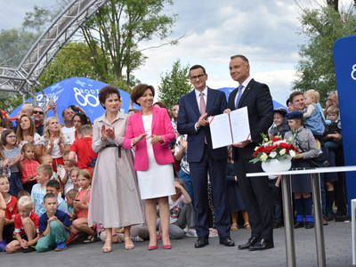 Zdjęcie przedstawia uczestników pikniku 800+