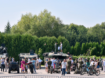 zdjęcie przedstawia piknik wojskowy w Tarczynie