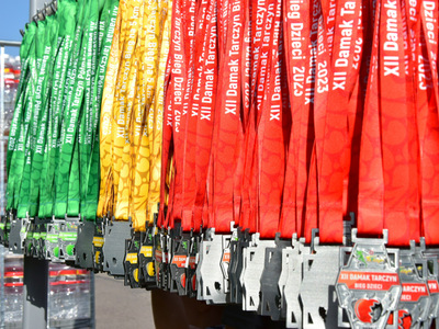 Zdjęcie przedstawia medale sportowe