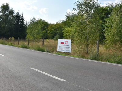 tablica na drodze