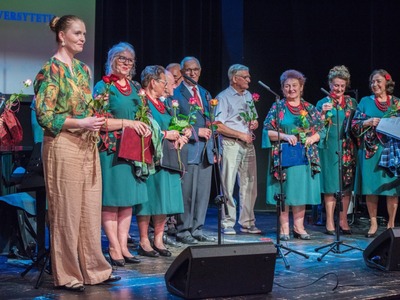 Zespół Tarczynianie składający się z osób starszych na scenie teatralnej w Tarczynie