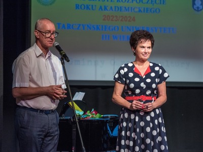Dyrektor GOK w Tarczynie Alfred Kohn wraz z Burmistrz Tarczyna Barbarą Galicz podczas otwarcia roku uniwersyteckiego UTW