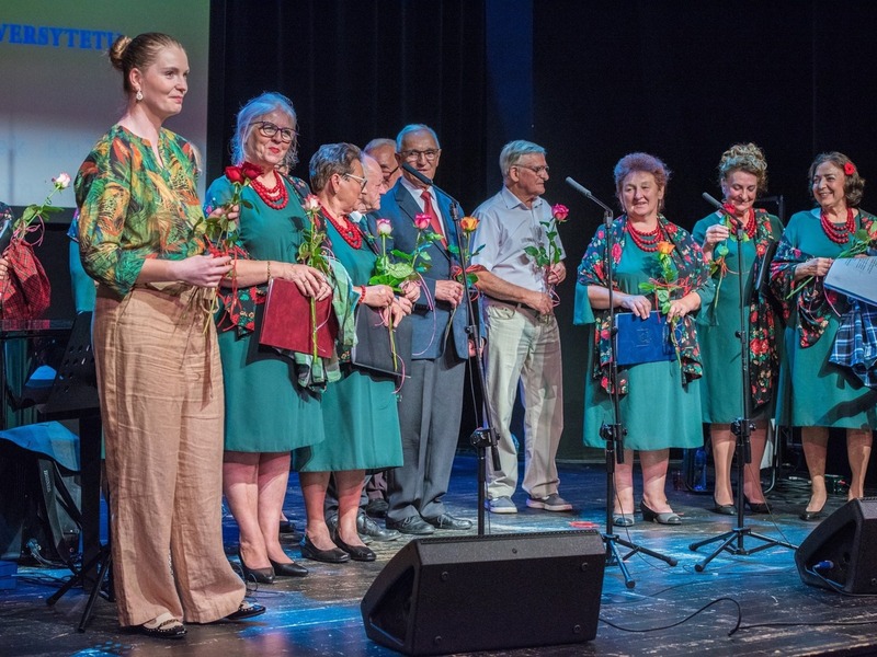 Zespół Tarczynianie składający się z osób starszych na scenie teatralnej w Tarczynie