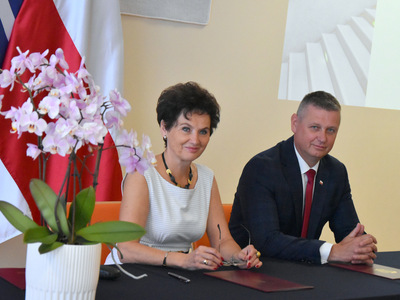 Na zdjęciu przy stole okrytym granatowym obrusem siedzą Barbara Galicz Burmistrz Tarczyna i Artur Standowicz Wicewojewoda Mazowiecki