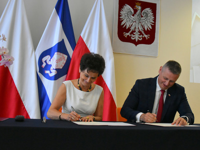 Burmistrz Tarczyna i Wicewojewoda Mazowiecki podpisują umowę o dofinansowanie