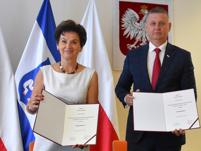Burmistrz Tarczyna i Wicewojewoda Mazowiecki prezentują podpisane umowy