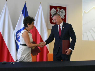 Zdjęcie przedstawia uścisk dłoni