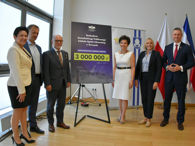 Zdjęcie przedstawia grupę osób podczas podpisania umowy na rozbudowę SPZOZ w Tarczynie