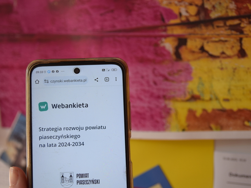 Telefon komórkowy z wyświetloną na wyświetlaczu webankietą