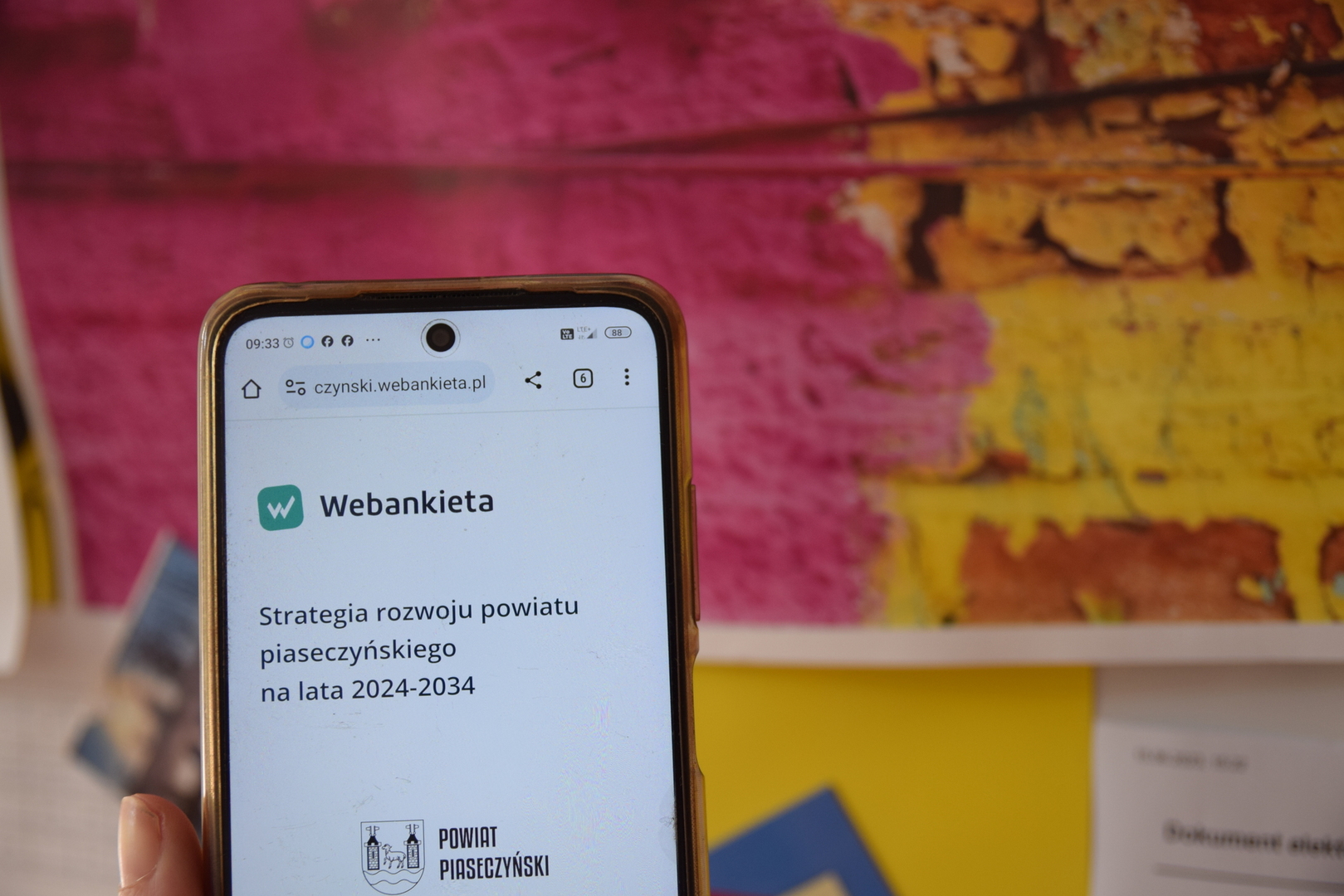 Telefon komórkowy z wyświetloną na wyświetlaczu webankietą