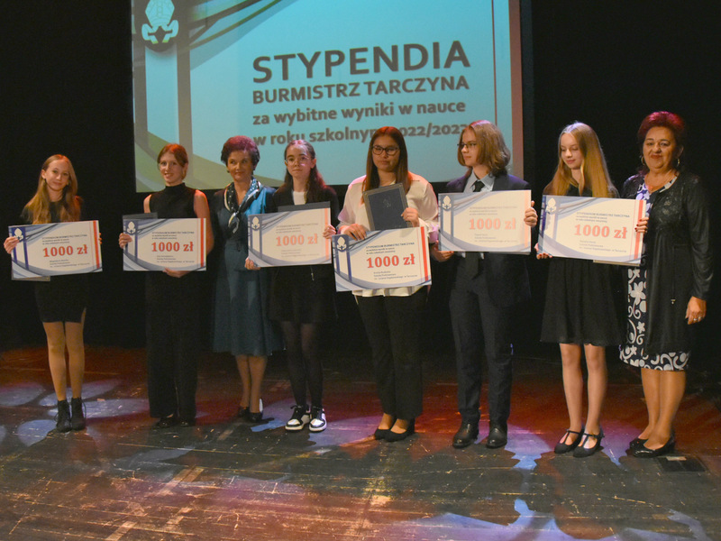 Zdjęcie przedstawia uczniów, którzy otrzymali stypendia Burmistrza Tarczyna