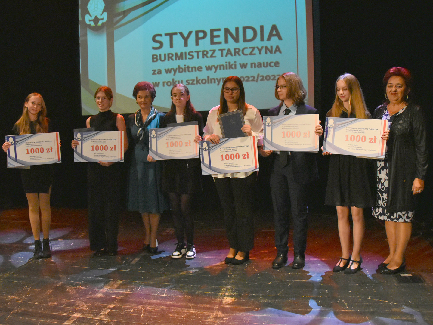 Zdjęcie przedstawia uczniów, którzy otrzymali stypendia Burmistrza Tarczyna