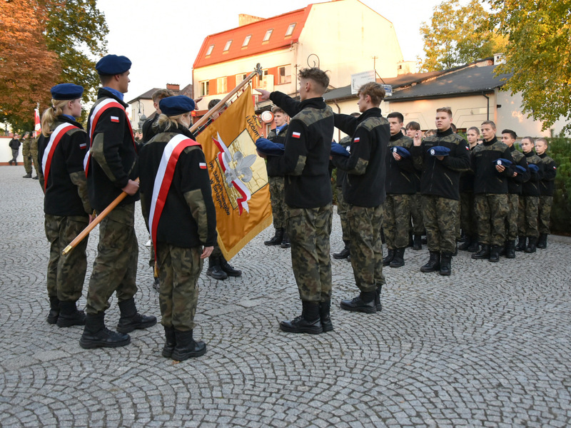 Zdjęcie przedstawia młodzież składającą ślubowanie na sztandar