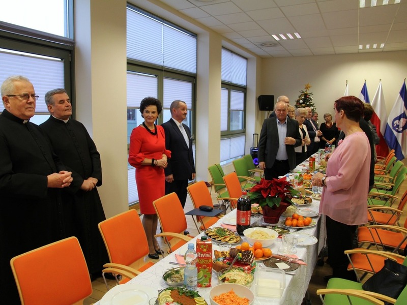 Zdjęcie przedstawia spotkanie świąteczne klubu seniora