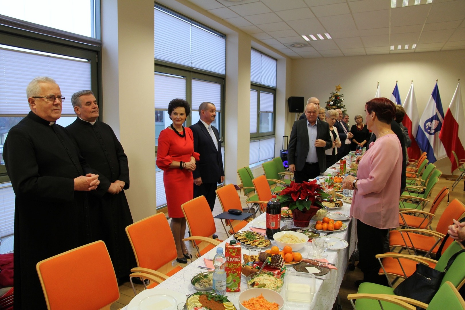 Zdjęcie przedstawia spotkanie świąteczne klubu seniora