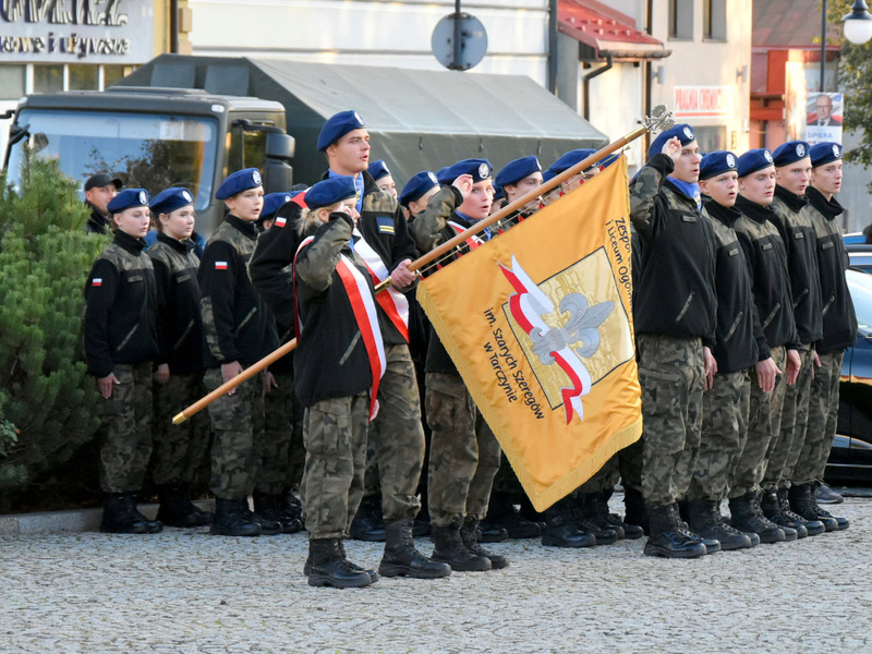 Zdjęcie przedstawia młodych ludzi w mundurach