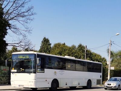 Zdjęcie przedstawia autobus