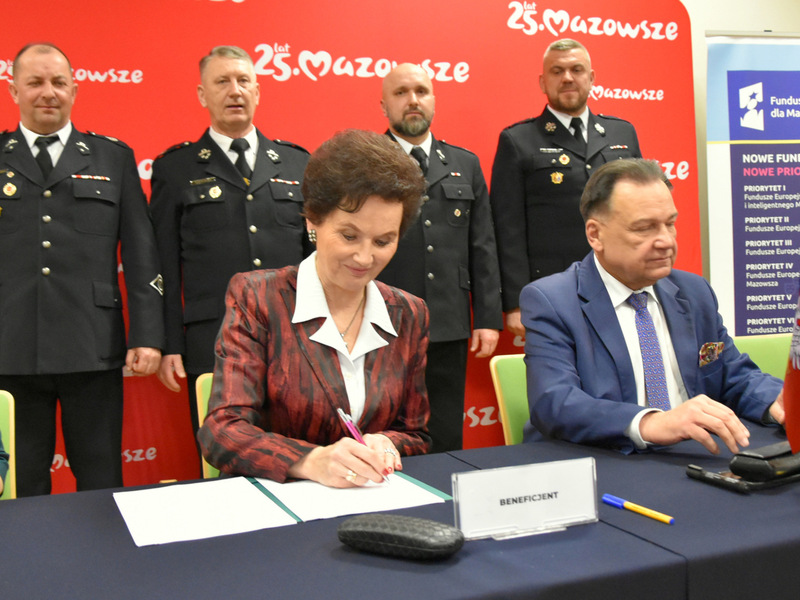 Barbara Galicz i Adam Struzik podpisują umowę o dofinansowanie