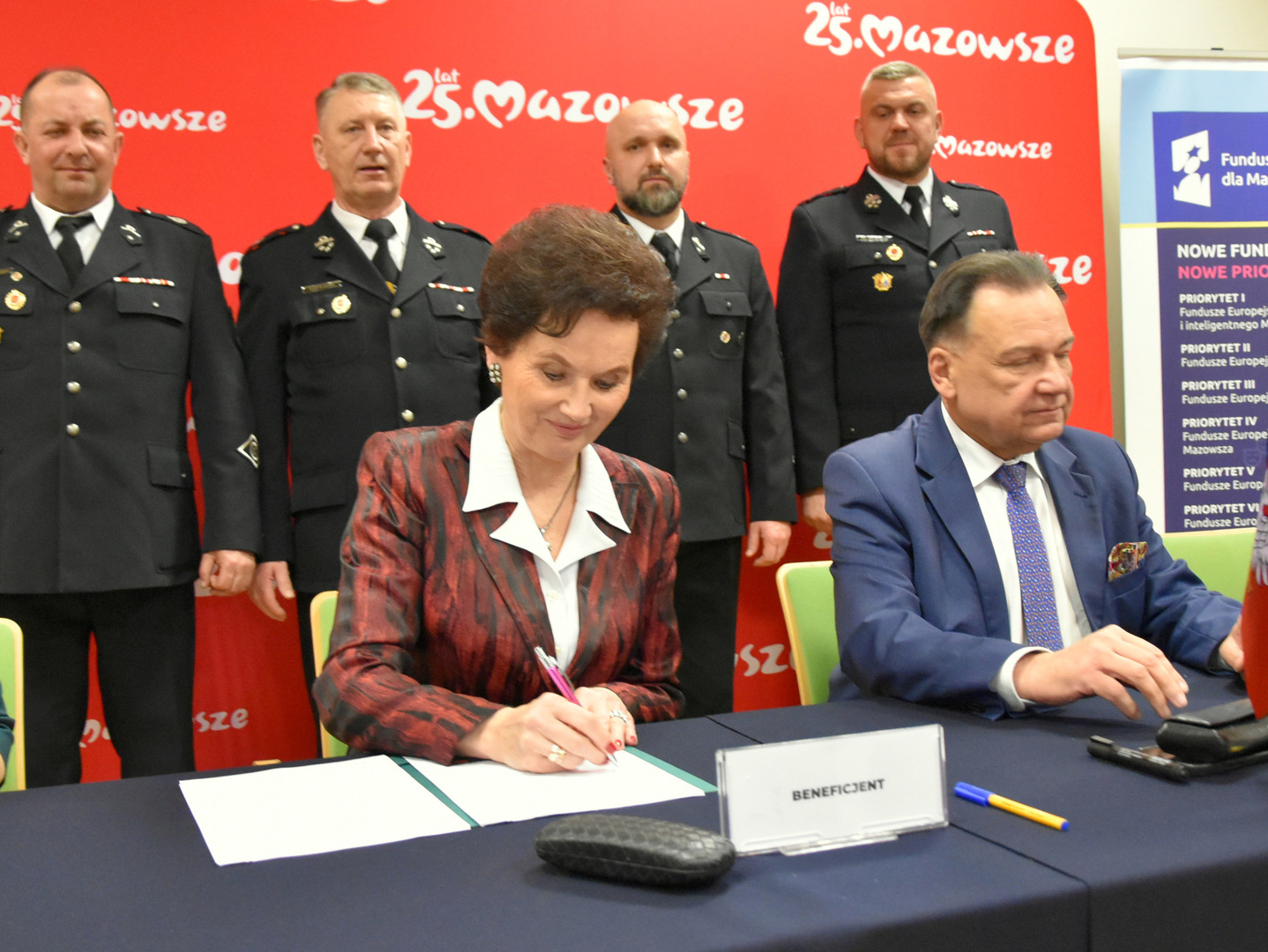 Barbara Galicz i Adam Struzik podpisują umowę o dofinansowanie