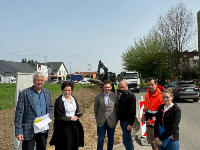 Pracownicy przy przebudowywanej ul. ks. Oszkiela