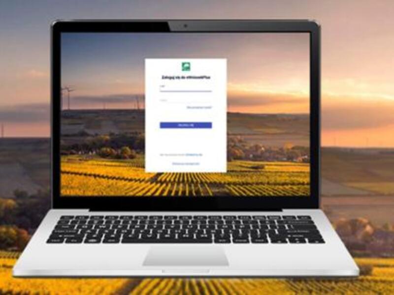 Zdjęcie przedstawia laptop na tle krajobrazu