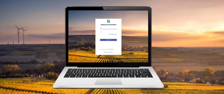 Zdjęcie przedstawia laptop na tle krajobrazu 
