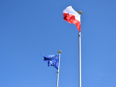 Zdjęcie przedstawia flagę UE i flagę biało-czerwoną